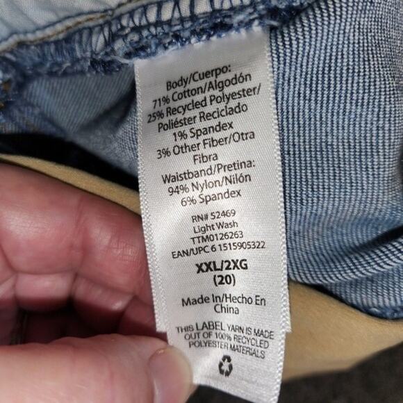 Time & Tru Maternity Light Wash Boyfriend Rollcuff Destroyed 2Xl (20) NWT - Picture 4 of 12